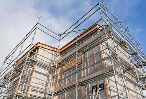 足場を組んだ建築中の住宅