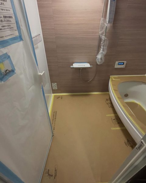 【熊本市】古くなったユニットバスを、明るく掃除しやすいバスルームへの施工写真（3枚目）