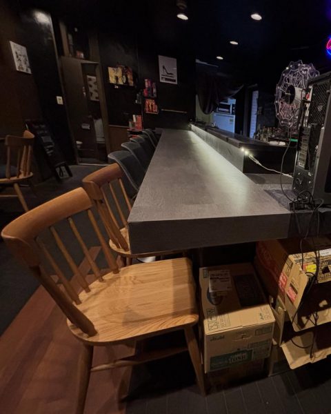【熊本市】お店の雰囲気はそのままに、カウンター幅を詰めて動線を広くの施工写真（9枚目）
