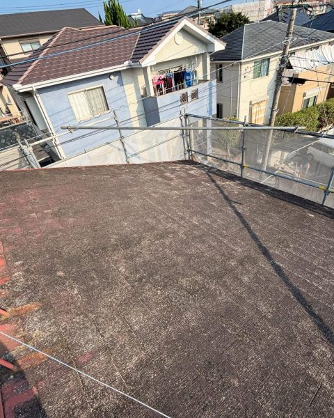【熊本市】色あせた屋根を塗り替えて、家全体の印象まで引き締める（施工前）