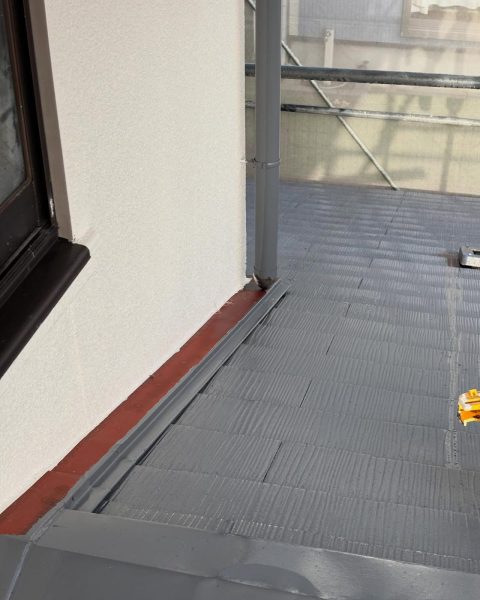 【熊本市】色あせた屋根を塗り替えて、家全体の印象まで引き締めるの施工写真（7枚目）