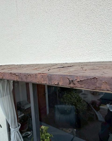 傷んだ庇カバーを交換し、雨だれとサビの進行を止めるの施工写真（4枚目）