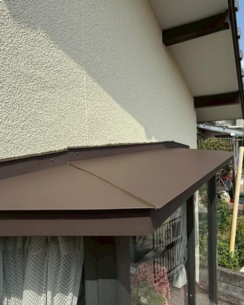 傷んだ庇カバーを交換し、雨だれとサビの進行を止める
