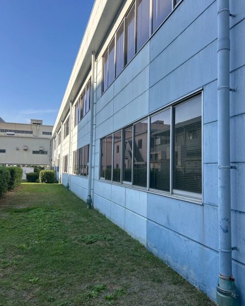 【長洲町】営業を止めずに、企業様の建物外壁を耐久性ごと塗り替えの施工写真（2枚目）
