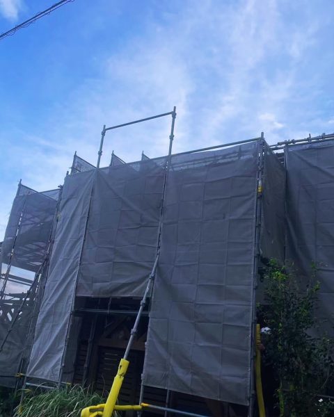 傾斜のきつい屋根でも、職人が足元を気にせず作業できる足場に