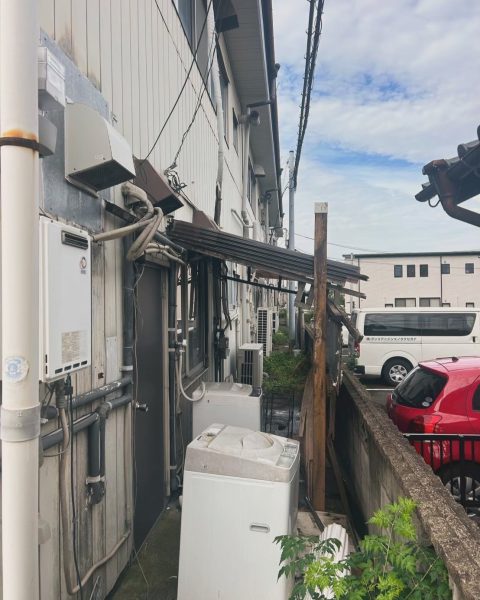 【熊本市】庇を土台から新調して、外壁を伝う雨だれを止めるの施工写真（2枚目）