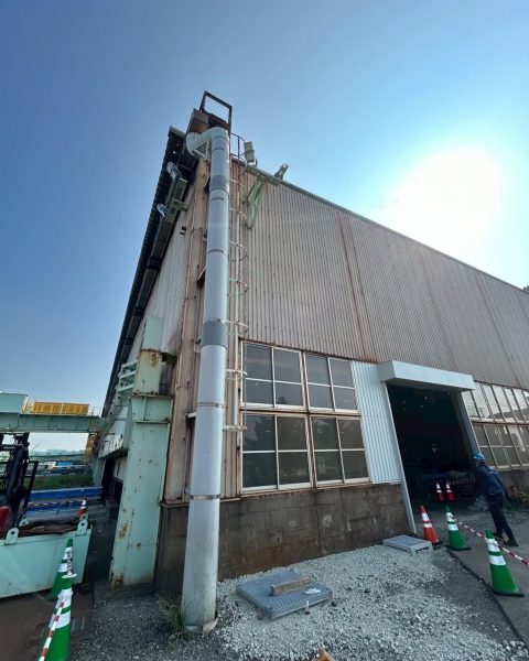 【長洲町】人の行き来を止めずに、企業様建物へ昇降足場を設置（施工前）