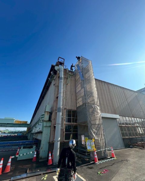 【長洲町】人の行き来を止めずに、企業様建物へ昇降足場を設置の施工写真（2枚目）