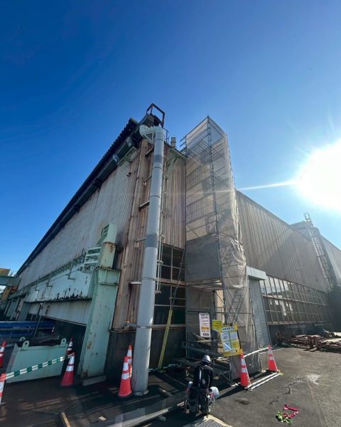 【長洲町】人の行き来を止めずに、企業様建物へ昇降足場を設置