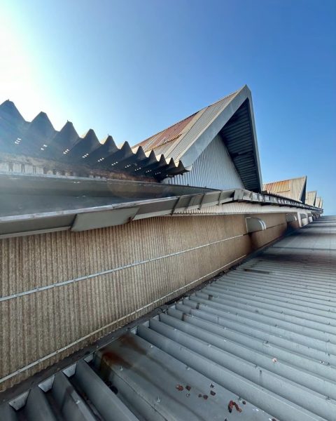【長洲町】排水不良を起こしていた工場の樋を、勾配から調整して交換の施工写真（2枚目）