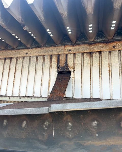 【長洲町】排水不良を起こしていた工場の樋を、勾配から調整して交換の施工写真（3枚目）