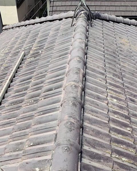 【熊本市】ズレていた屋根の棟を積み直し、雨と風に強い状態へ（施工前）