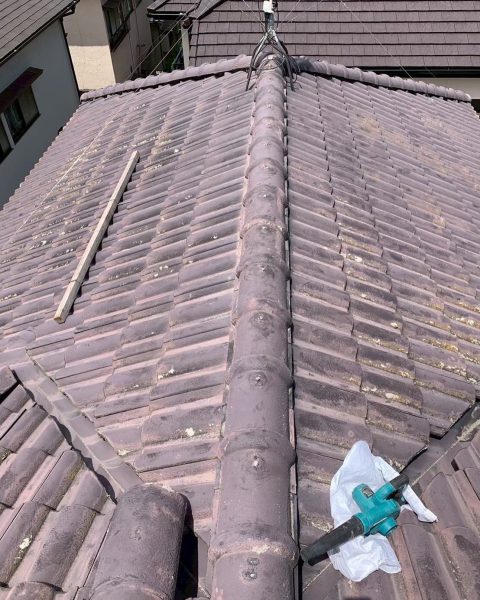 【熊本市】ズレていた屋根の棟を積み直し、雨と風に強い状態へ