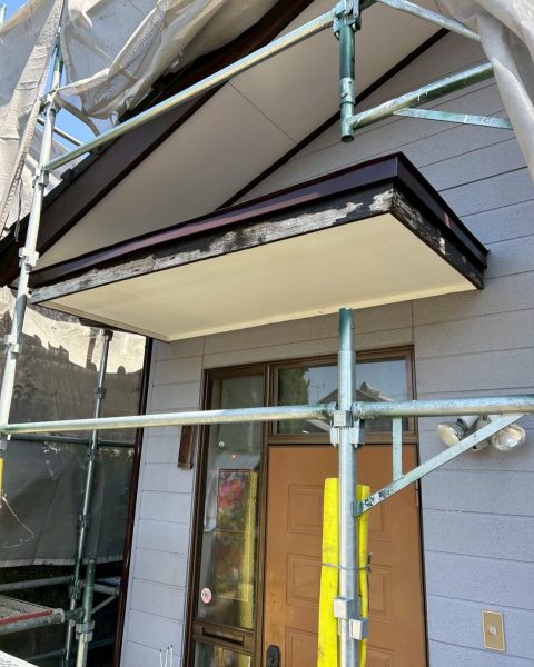 【宇城市】解体せずに上から板金でカバー。玄関の庇を長持ちする状態へ（施工前）
