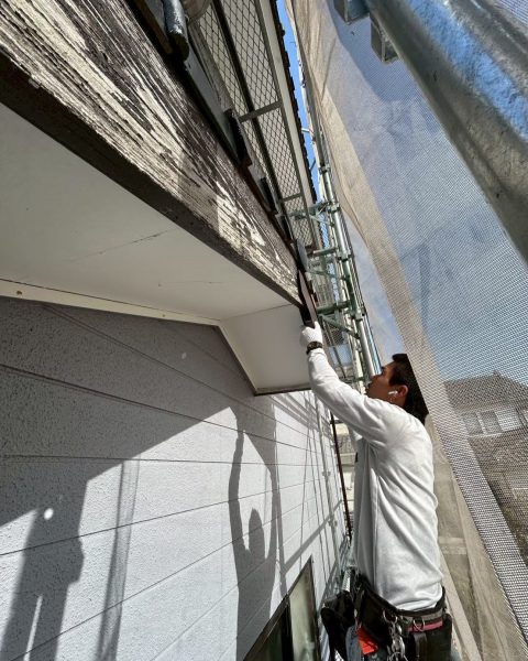 【宇城市】解体せずに上から板金でカバー。玄関の庇を長持ちする状態への施工写真（2枚目）