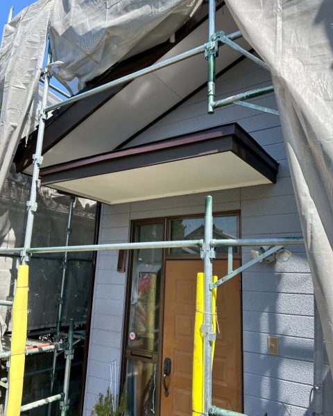 【宇城市】解体せずに上から板金でカバー。玄関の庇を長持ちする状態へ