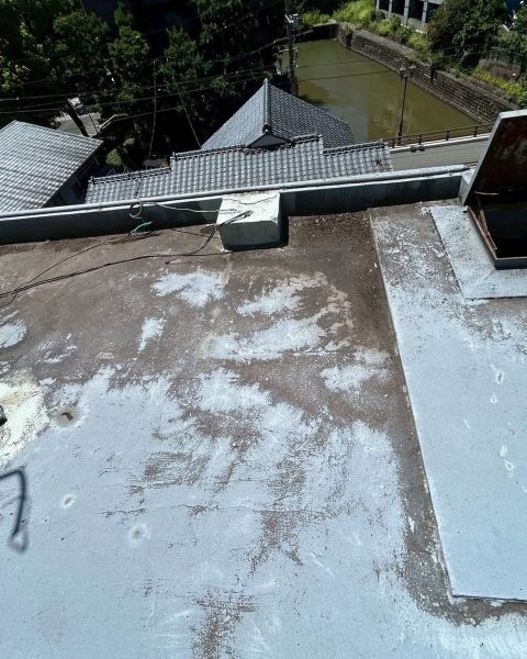 【熊本市】陸屋根の防水層をつくり直し、雨漏りの不安を断つ（施工前）