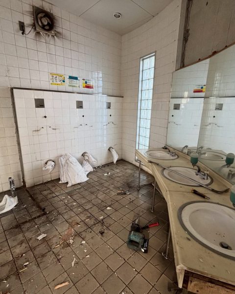 【長洲町】企業様のトイレを解体からやり直し、清潔で長く持つ空間に（施工前）