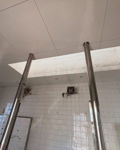 【長洲町】企業様のトイレを解体からやり直し、清潔で長く持つ空間に（施工前）