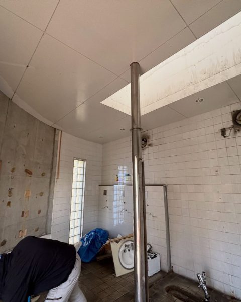【長洲町】企業様のトイレを解体からやり直し、清潔で長く持つ空間に（施工前）