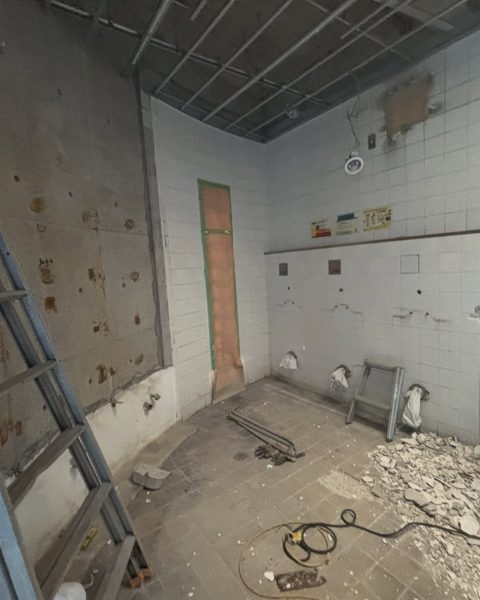 【長洲町】企業様のトイレを解体からやり直し、清潔で長く持つ空間に（施工前）