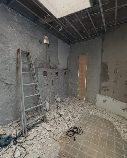 【長洲町】企業様のトイレを解体からやり直し、清潔で長く持つ空間に（施工前）