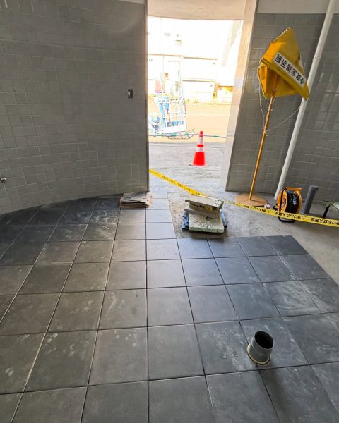 【長洲町】企業様のトイレを解体からやり直し、清潔で長く持つ空間に（施工中）