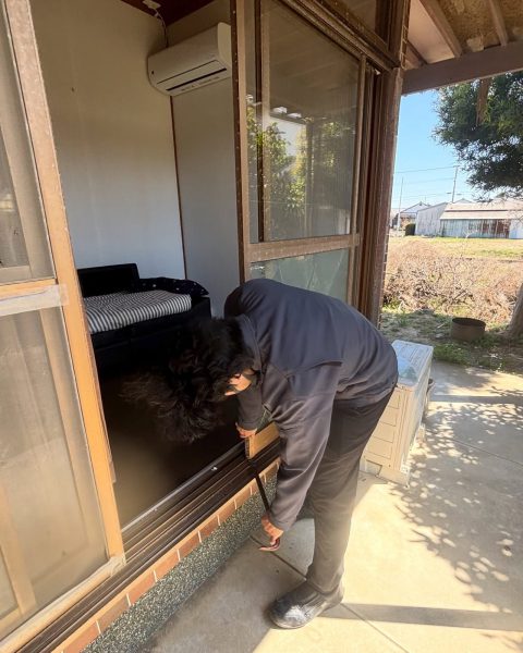【長洲町】割れた窓ガラスの交換で、断熱性と防犯性まで底上げの施工写真（2枚目）