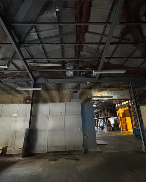 【宇土市】稼働中の食品工場に、設備を避けて組んだ室内足場の施工写真（2枚目）