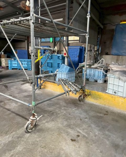 【宇土市】稼働中の食品工場に、設備を避けて組んだ室内足場の施工写真（9枚目）