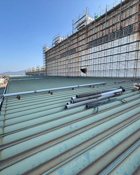 【長洲町】劣化した工場屋根上の配管を更新し、漏水と設備トラブルを未然に防ぐ（施工前）