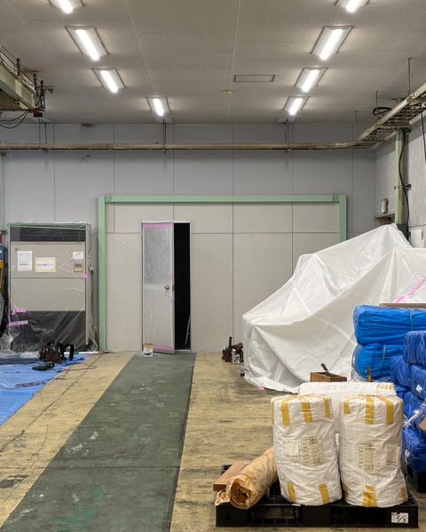 【長洲町】用途と動線に合わせた間仕切りを新設し、塗装仕上げまで一括で（施工前）