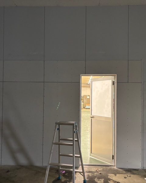 【長洲町】用途と動線に合わせた間仕切りを新設し、塗装仕上げまで一括での施工写真（2枚目）