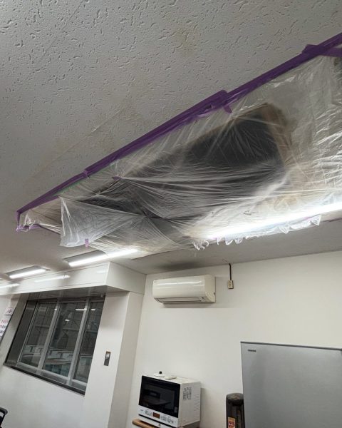 【長洲町】雨漏りでシミの出た事務所の天井を、業務を止めずに張り替えの施工写真（1枚目）