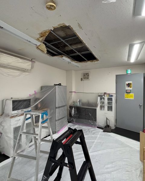 【長洲町】雨漏りでシミの出た事務所の天井を、業務を止めずに張り替えの施工写真（5枚目）