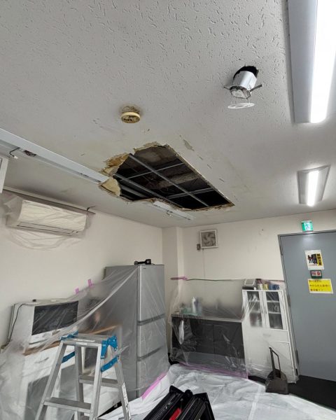 【長洲町】雨漏りでシミの出た事務所の天井を、業務を止めずに張り替えの施工写真（6枚目）