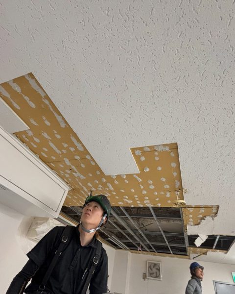 【長洲町】雨漏りでシミの出た事務所の天井を、業務を止めずに張り替えの施工写真（10枚目）