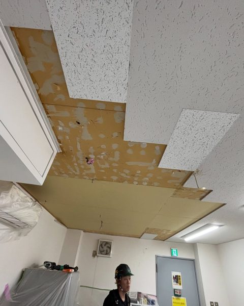 【長洲町】雨漏りでシミの出た事務所の天井を、業務を止めずに張り替えの施工写真（12枚目）