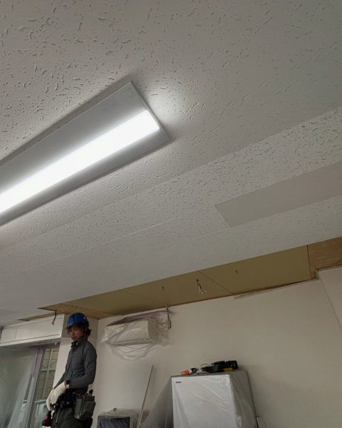 【長洲町】雨漏りでシミの出た事務所の天井を、業務を止めずに張り替えの施工写真（14枚目）