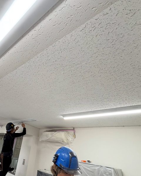 【長洲町】雨漏りでシミの出た事務所の天井を、業務を止めずに張り替えの施工写真（15枚目）