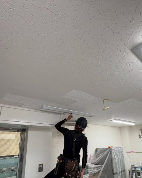 【長洲町】雨漏りでシミの出た事務所の天井を、業務を止めずに張り替えの施工写真（16枚目）