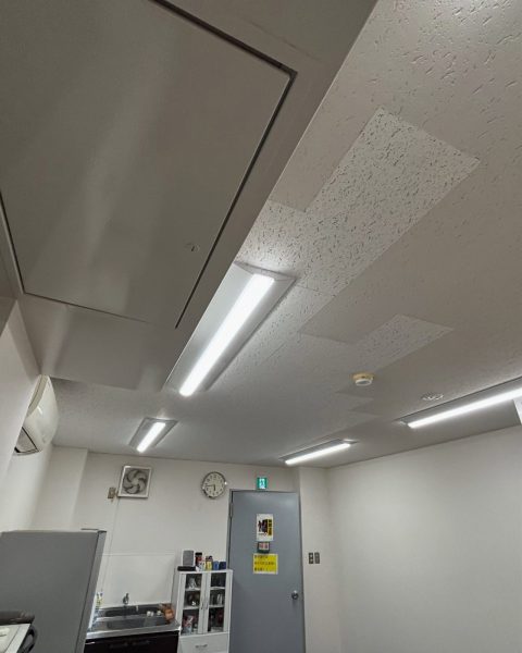 【長洲町】雨漏りでシミの出た事務所の天井を、業務を止めずに張り替えの施工写真（17枚目）