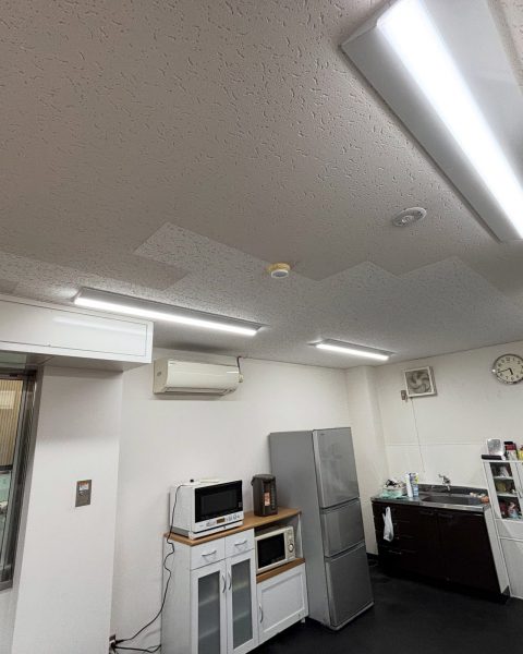 【長洲町】雨漏りでシミの出た事務所の天井を、業務を止めずに張り替えの施工写真（18枚目）