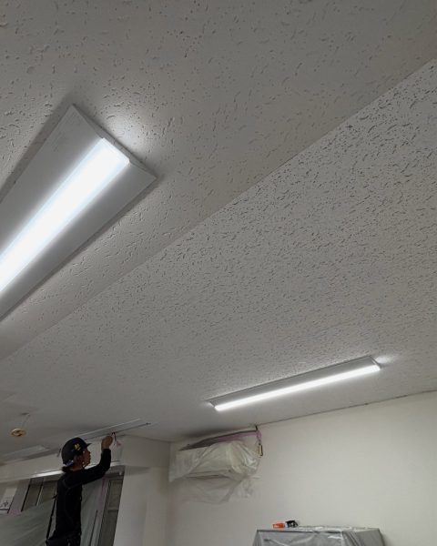【長洲町】雨漏りでシミの出た事務所の天井を、業務を止めずに張り替え
