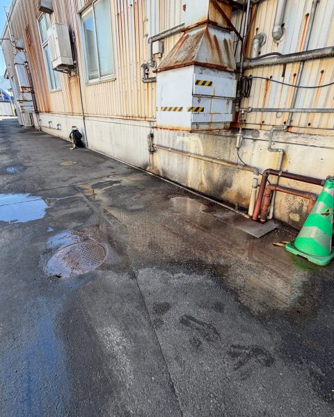 【山鹿市】詰まりかけた工場のグリストラップを洗浄し、排水の流れを回復（施工前）